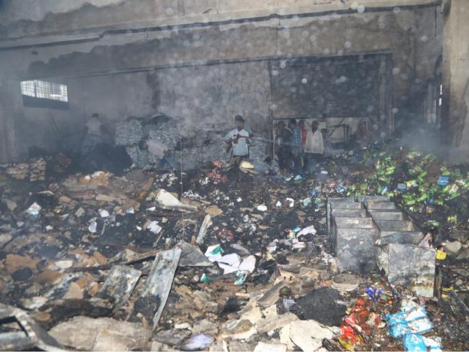 Wholesale grocery store fire in Hingoli; Loss of lakhs of rupees | हिंगोलीत होलसेल किराणा दुकानाला आग; लाखों रूपयांचे नुकसान Wholesale grocery store fire in Hingoli; Loss of lakhs of rupees | हिंगोलीत होलसेल किराणा दुकानाला आग; लाखों रूपयांचे नुकसान