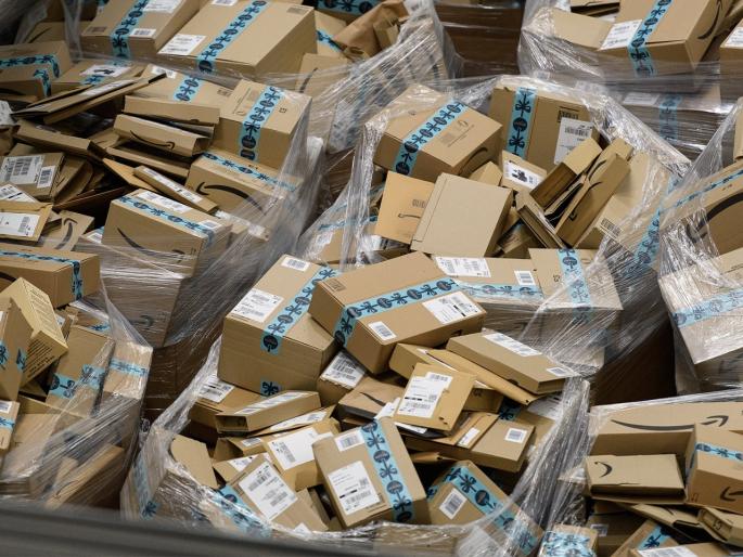 why delivery box and paper are of brown colour know the reason | ऑनलाईन डिलिव्हरी बॉक्स नेहमी ब्राऊन कलरचाच का असतो?; जाणून घ्या, यामागचं हटके कारण why delivery box and paper are of brown colour know the reason | ऑनलाईन डिलिव्हरी बॉक्स नेहमी ब्राऊन कलरचाच का असतो?; जाणून घ्या, यामागचं हटके कारण
