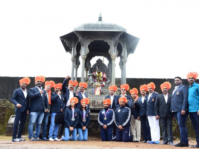 Raigad fort shone with the light of gold and silver medals | सोनेरी, चंदेरी पदकाच्या प्रकाशाने चमकला रायगड; 36 व्या राष्ट्रीय स्पर्धेत जिंकलेल्या ट्रॉफी छत्रपतींच्या चरणी Raigad fort shone with the light of gold and silver medals | सोनेरी, चंदेरी पदकाच्या प्रकाशाने चमकला रायगड; 36 व्या राष्ट्रीय स्पर्धेत जिंकलेल्या ट्रॉफी छत्रपतींच्या चरणी
