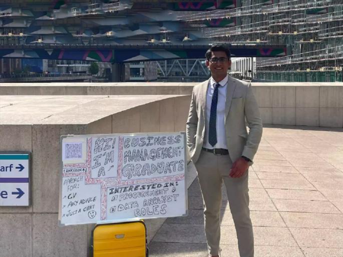 mba graduate got rejection 95 times then stand on road with resume got job in 5 days | 95 वेळा रिजेक्शन, नोकरीसाठी रस्त्यावर 5 दिवस Resume घेऊन उभा राहिला MBA तरुण अखेर... mba graduate got rejection 95 times then stand on road with resume got job in 5 days | 95 वेळा रिजेक्शन, नोकरीसाठी रस्त्यावर 5 दिवस Resume घेऊन उभा राहिला MBA तरुण अखेर...