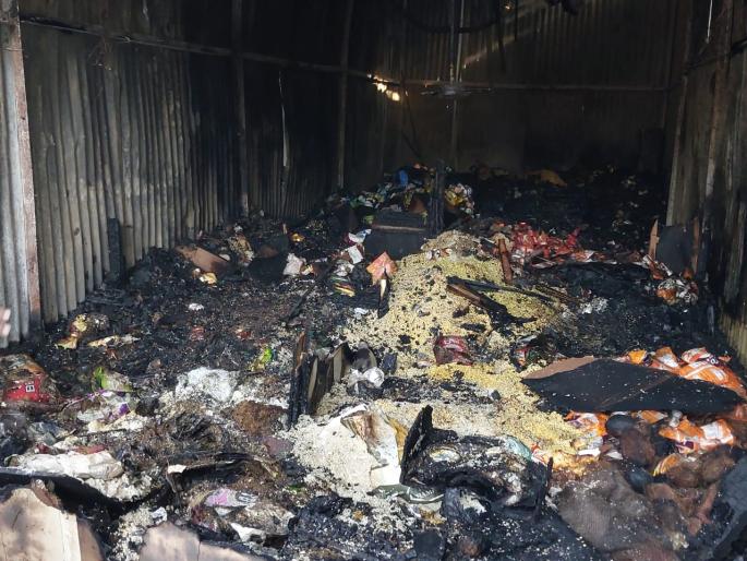 Two shops were gutted by fire in Ralegaon, Yavatmal; Incident of Diwali | राळेगावात आग लागून दोन दुकाने जळून खाक; दिवाळीच्या दिवशीची घटना Two shops were gutted by fire in Ralegaon, Yavatmal; Incident of Diwali | राळेगावात आग लागून दोन दुकाने जळून खाक; दिवाळीच्या दिवशीची घटना