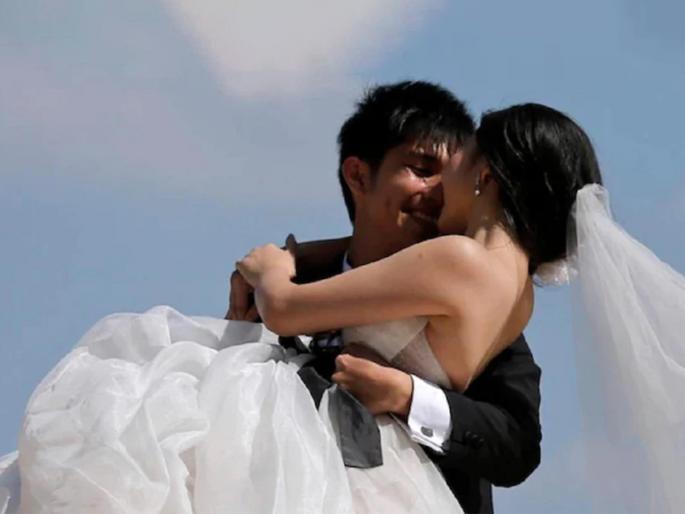 fall in china population authorities are asking newlyweds when will you get pregnant | 'कधी होणार मूल?' लाखो नवविवाहित जोडप्यांना एकच प्रश्न; लोकसंख्येत घट झाल्याने चीन चिंतेत! fall in china population authorities are asking newlyweds when will you get pregnant | 'कधी होणार मूल?' लाखो नवविवाहित जोडप्यांना एकच प्रश्न; लोकसंख्येत घट झाल्याने चीन चिंतेत!