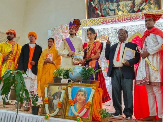 An unique truth seeker marriage in Sangli | लग्नात फुलांच्या अक्षता, पुस्तकांचा रुखवत अन् विचारांचा जागर; सांगलीत अनोखा सत्यशोधक विवाह An unique truth seeker marriage in Sangli | लग्नात फुलांच्या अक्षता, पुस्तकांचा रुखवत अन् विचारांचा जागर; सांगलीत अनोखा सत्यशोधक विवाह