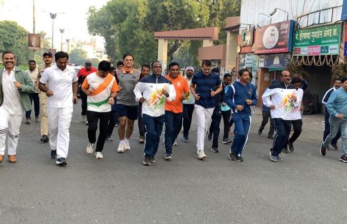 Unity Run in Solapur; Collector, police officer, municipal officer ran | सोलापुरात एकता दौड़; जिल्हाधिकारी, पोलीस अधिकारी, महापालिका अधिकारी धावले Unity Run in Solapur; Collector, police officer, municipal officer ran | सोलापुरात एकता दौड़; जिल्हाधिकारी, पोलीस अधिकारी, महापालिका अधिकारी धावले