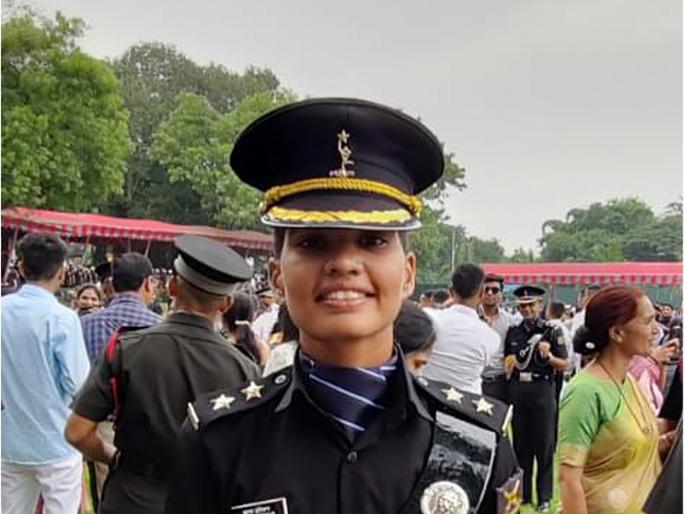 Panvel's Richa Darekar became a female lieutenant officer | पनवेलची ऋचा दरेकर बनली महिला लेफ्टनंट ऑफिसर