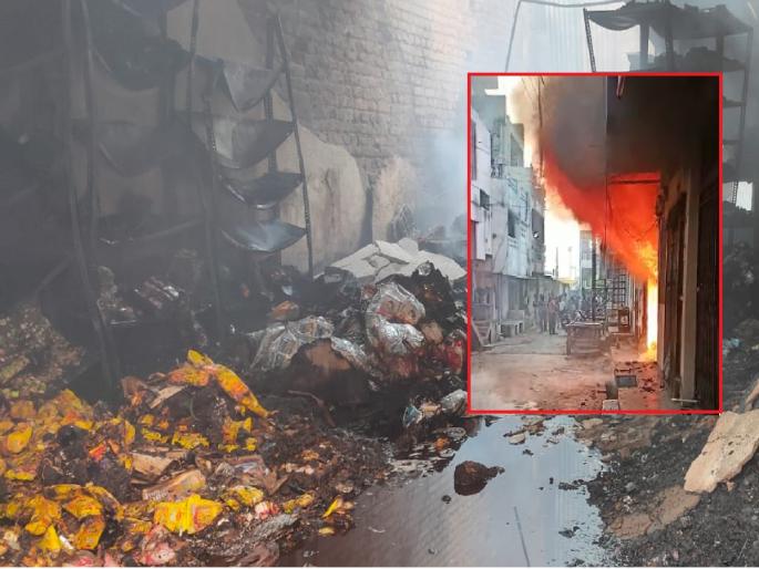 Wholesale shop fire due to short circuit in Umari; Ashes of 16 lakh candy-biscuits | शॉर्टसर्किटमुळे होलसेल दुकानाला आग; १६ लाखांच्या कॅन्डी-बिस्कीटांची राख Wholesale shop fire due to short circuit in Umari; Ashes of 16 lakh candy-biscuits | शॉर्टसर्किटमुळे होलसेल दुकानाला आग; १६ लाखांच्या कॅन्डी-बिस्कीटांची राख