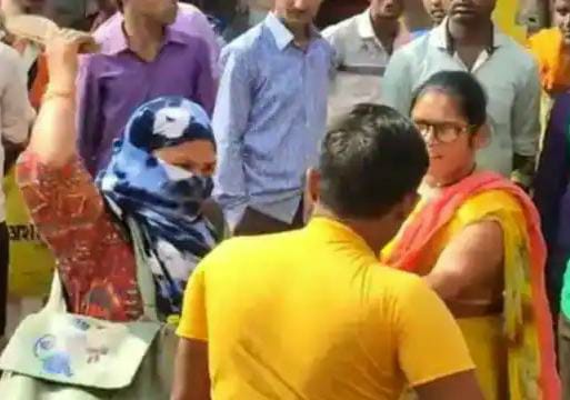 wife beats husband with slippers in the market in hamirpur video viral | अरेरे! भांडण झालं, 6 सेकंदांत 6 वेळा मारलं; 'तिने' भररस्त्यात पतीला चपलेने चोप चोप चोपलं wife beats husband with slippers in the market in hamirpur video viral | अरेरे! भांडण झालं, 6 सेकंदांत 6 वेळा मारलं; 'तिने' भररस्त्यात पतीला चपलेने चोप चोप चोपलं