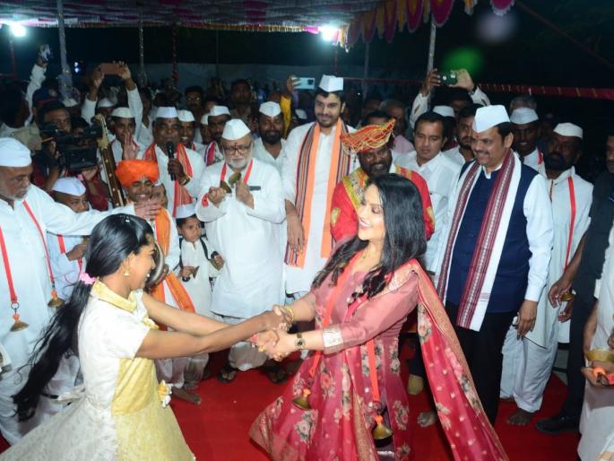 The deputy chief minister of the state along with his wife Amrita held the contract on Gyanoba-Mauli | राज्याचे उपमुख्यमंत्र्यांनी पत्नी अमृता यांच्यासह धरला ज्ञानोबा-माऊलीवर ठेका