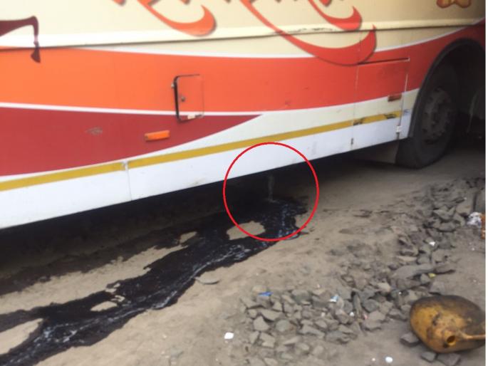 Video: Crisis continues! Diesel leakage from running 'Shivshahi' Bus in Aurangabad, danger averted | Video: संकट कायम! औरंगाबादेत धावत्या 'शिवशाही' बसमधून डिझेलची गळती, धोका टळला Video: Crisis continues! Diesel leakage from running 'Shivshahi' Bus in Aurangabad, danger averted | Video: संकट कायम! औरंगाबादेत धावत्या 'शिवशाही' बसमधून डिझेलची गळती, धोका टळला