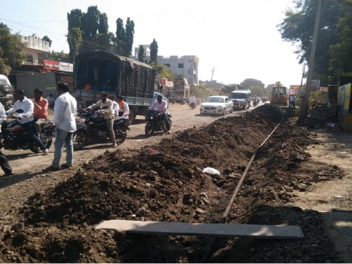 Someone has dug the road, causing death to travelers on the Beed-Kada highway | आधीच खड्डे त्यात एकाने रस्ताच खोदला, बीड-कडा महामार्गावर प्रवास्यांना मरणयातना Someone has dug the road, causing death to travelers on the Beed-Kada highway | आधीच खड्डे त्यात एकाने रस्ताच खोदला, बीड-कडा महामार्गावर प्रवास्यांना मरणयातना