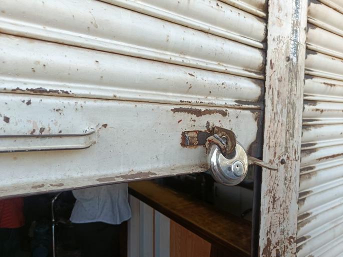 Theft in three shops in one night in Majalgaon; Attempted theft in a hospital too | माजलगावात एकाच रात्री तीन दुकांनात चोरी; एका रूग्णालयातही चोरीचा प्रयत्न Theft in three shops in one night in Majalgaon; Attempted theft in a hospital too | माजलगावात एकाच रात्री तीन दुकांनात चोरी; एका रूग्णालयातही चोरीचा प्रयत्न