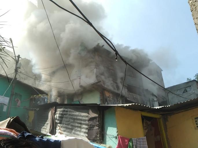 A fire broke out in Fakirwadi slum, luckily a major disaster was averted in nashik | फकिरवाडी झोपडपट्टीत आगीचा भडका, सुदैवाने मोठा अनर्थ टळला A fire broke out in Fakirwadi slum, luckily a major disaster was averted in nashik | फकिरवाडी झोपडपट्टीत आगीचा भडका, सुदैवाने मोठा अनर्थ टळला