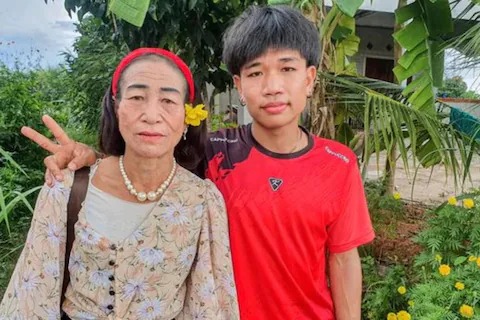 unique love story 19 year old gets engaged to 56 year old grandmother in thailand | 19 वर्षांचा तरुण 56 वर्षीय महिलेच्या प्रेमात झाला वेडा, करणार लग्न; 'अशी' होती प्यारवाली लव्हस्टोरी unique love story 19 year old gets engaged to 56 year old grandmother in thailand | 19 वर्षांचा तरुण 56 वर्षीय महिलेच्या प्रेमात झाला वेडा, करणार लग्न; 'अशी' होती प्यारवाली लव्हस्टोरी
