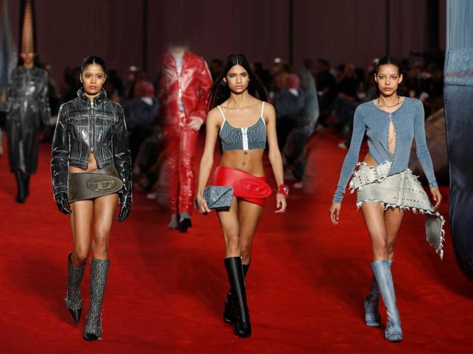 Diesel's 74000 skirt : Italian retail clothing company diesel 74000 skirt leaves internet shocked | Diesel's 74000 skirt : ही असली कसली फॅशन! 74 हजारांचा बेल्टसारखा स्कर्ट घालून मॉडेल्सचा रॅम्पवॉक, लोक म्हणाले...