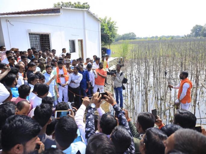 Protesting the government, Aaditya Thackeray reached the farmers' dam in Sangewadi, Solapur | सरकारचा निषेध करत आदित्य ठाकरे पोहोचले संगेवाडीतील शेतकऱ्यांच्या बांधावर! Protesting the government, Aaditya Thackeray reached the farmers' dam in Sangewadi, Solapur | सरकारचा निषेध करत आदित्य ठाकरे पोहोचले संगेवाडीतील शेतकऱ्यांच्या बांधावर!