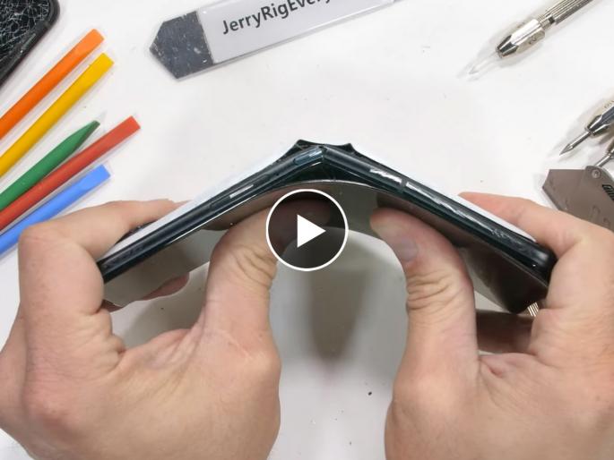 asus rog phone 6 pro phone breaks into the two piece like biscuit see video | अरे बापरे! बिस्किटासारखा तुटला तब्बल 90 हजारांचा 'हा' फोन; Video पाहून बसेल मोठा धक्का asus rog phone 6 pro phone breaks into the two piece like biscuit see video | अरे बापरे! बिस्किटासारखा तुटला तब्बल 90 हजारांचा 'हा' फोन; Video पाहून बसेल मोठा धक्का