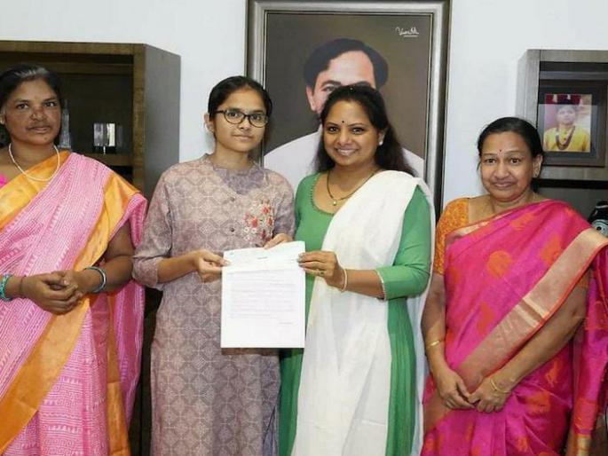 harika secures mbbs seat by learning through youtube videos mlc kavitha extends financial support to her | सॅल्यूट! लहानपणीच वडील वारले, आई विडी कारखान्यात मजूर; यूट्यूबवर शिकून 'ती' झाली डॉक्टर harika secures mbbs seat by learning through youtube videos mlc kavitha extends financial support to her | सॅल्यूट! लहानपणीच वडील वारले, आई विडी कारखान्यात मजूर; यूट्यूबवर शिकून 'ती' झाली डॉक्टर