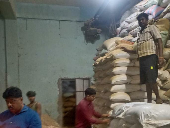 Spice powder stock worth 27 lakh 39 thousand seized from Navi Mumbai on suspicion of low quality | नवी मुंबईतून कमी प्रतीच्या संशयावरून २७ लाख ३९ हजारांचा मसाले पावडर साठा जप्त Spice powder stock worth 27 lakh 39 thousand seized from Navi Mumbai on suspicion of low quality | नवी मुंबईतून कमी प्रतीच्या संशयावरून २७ लाख ३९ हजारांचा मसाले पावडर साठा जप्त