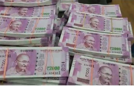 Thane police seized 2000 fake notes worth 8 crores, two arrested | ठाणे पोलिसांनी ८ कोटींच्या २ हजारांच्या बनावट नोटा केल्या जप्त, दोघे अटकेत Thane police seized 2000 fake notes worth 8 crores, two arrested | ठाणे पोलिसांनी ८ कोटींच्या २ हजारांच्या बनावट नोटा केल्या जप्त, दोघे अटकेत