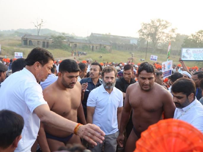 video: Rahul Gandhi took time out from Bharat Jodo Yatra...directly in the wrestling arena | Video: भारत जोडो यात्रेतून राहुल गांधींनी वेळ काढला...थेट कुस्तीच्या आखाड्यात