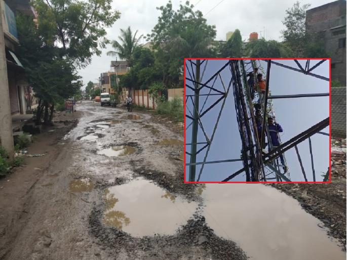 Villagers suffering from potholed road protest on tower; Third agitation in 5 months | खड्डेमय रस्त्याने त्रस्त गावकऱ्यांचे टॉवरवर आंदोलन; ५ महिन्यात तिसरे आंदोलन Villagers suffering from potholed road protest on tower; Third agitation in 5 months | खड्डेमय रस्त्याने त्रस्त गावकऱ्यांचे टॉवरवर आंदोलन; ५ महिन्यात तिसरे आंदोलन