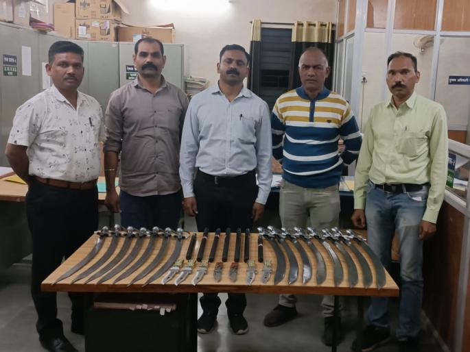 15 swords, 7 knives seized in Gondia; Special action of local crime branch | गोंदियात १५ तलवारी, ७ गुप्त्या, ७ चाकू जप्त; स्थानिक गुन्हे शाखेची विशेष कारवाई  15 swords, 7 knives seized in Gondia; Special action of local crime branch | गोंदियात १५ तलवारी, ७ गुप्त्या, ७ चाकू जप्त; स्थानिक गुन्हे शाखेची विशेष कारवाई