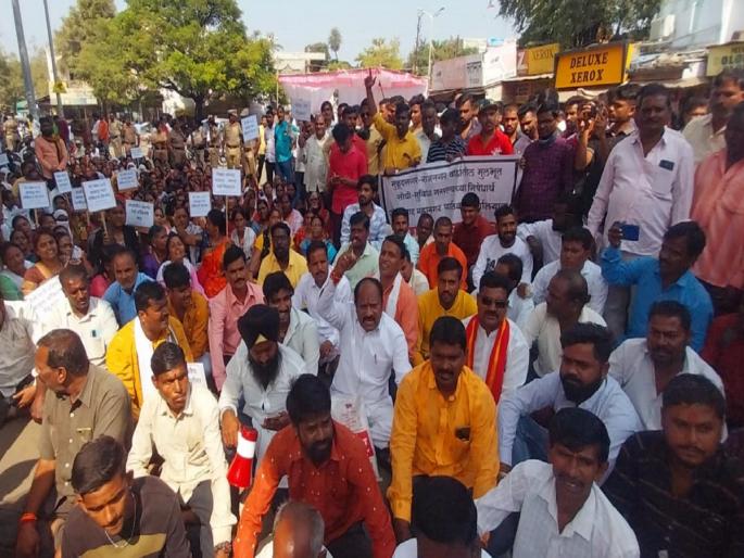 Provide basic amenities; Citizens of Mukundnagar-Rajnagar thiyya at the Manpawar entrance | मूलभूत सोयी सुविधा द्या; मुकुंदनगर-राजनगरच्या नागरिकांचा मनपावर प्रवेशद्वारावर ठिय्या Provide basic amenities; Citizens of Mukundnagar-Rajnagar thiyya at the Manpawar entrance | मूलभूत सोयी सुविधा द्या; मुकुंदनगर-राजनगरच्या नागरिकांचा मनपावर प्रवेशद्वारावर ठिय्या