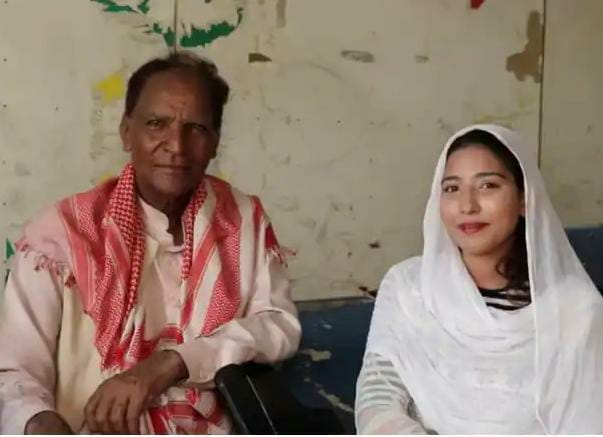 70 year old man married 19 year old girl 51 years younger to him in pakistan | प्रेमासाठी काय पण! 19 वर्षांची शुमाइला 70 वर्षीय लियाकतच्या प्रेमात, जगाची पर्वा न करता केलं लग्न 70 year old man married 19 year old girl 51 years younger to him in pakistan | प्रेमासाठी काय पण! 19 वर्षांची शुमाइला 70 वर्षीय लियाकतच्या प्रेमात, जगाची पर्वा न करता केलं लग्न