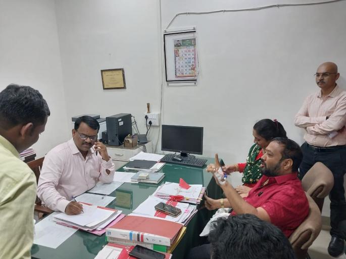 Garbage Transfer Station in Kalyan causing trouble to citizens, MNS meets KDMC Deputy Commissioner | कल्याणमध्ये बारावे कचरा ट्रान्सफर स्टेशनचा होतोय नागरीकांना त्रास, मनसेने घेतली केडीएमसी उपायुक्तांची भेट Garbage Transfer Station in Kalyan causing trouble to citizens, MNS meets KDMC Deputy Commissioner | कल्याणमध्ये बारावे कचरा ट्रान्सफर स्टेशनचा होतोय नागरीकांना त्रास, मनसेने घेतली केडीएमसी उपायुक्तांची भेट