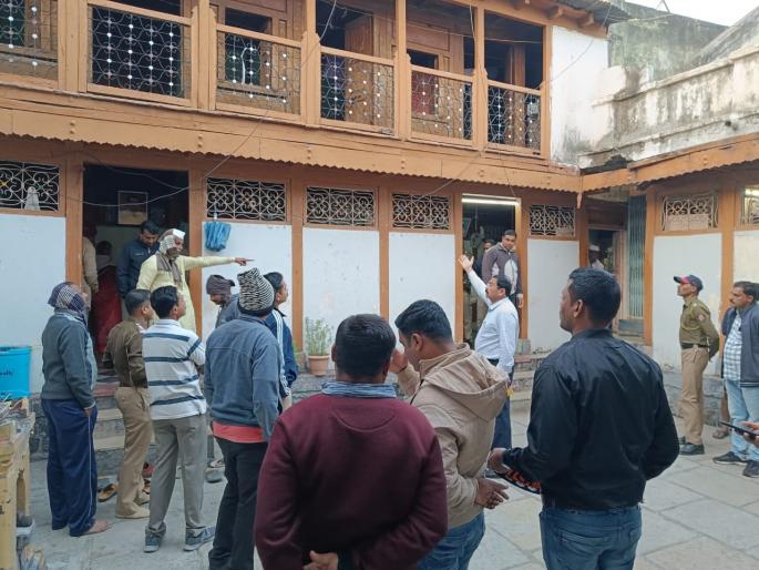 Robbery rampage in Teerthpuri of Jalana dist; Husband and wife were beaten and looted of 35 tolas of gold | तीर्थपुरीत दरोडेखोरांचा धुमाकूळ; पती-पत्नीला मारहाण करून ३५ तोळे सोने लंपास Robbery rampage in Teerthpuri of Jalana dist; Husband and wife were beaten and looted of 35 tolas of gold | तीर्थपुरीत दरोडेखोरांचा धुमाकूळ; पती-पत्नीला मारहाण करून ३५ तोळे सोने लंपास