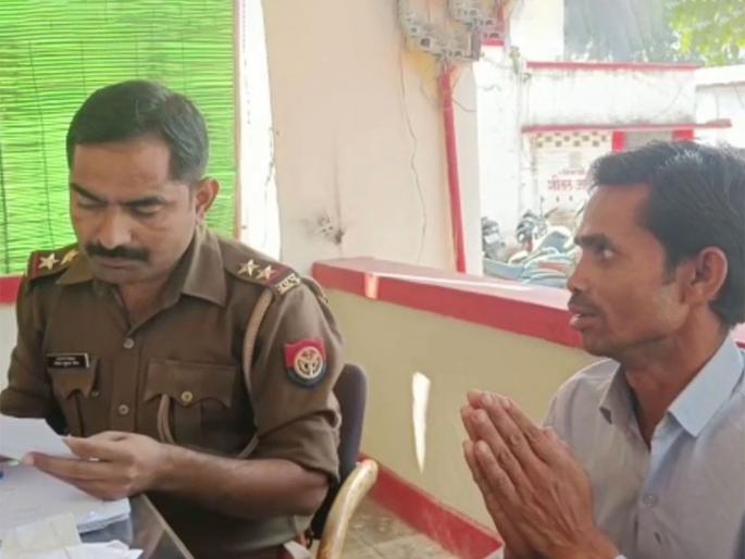 jalaun man reaches orai police station requests- for marriage to police | "साहेब, माझे कुटुंबीय माझं लग्न करत नाहीत त्यामुळे मी वेडा होतोय"; तरुणाची पोलिसात धाव jalaun man reaches orai police station requests- for marriage to police | "साहेब, माझे कुटुंबीय माझं लग्न करत नाहीत त्यामुळे मी वेडा होतोय"; तरुणाची पोलिसात धाव