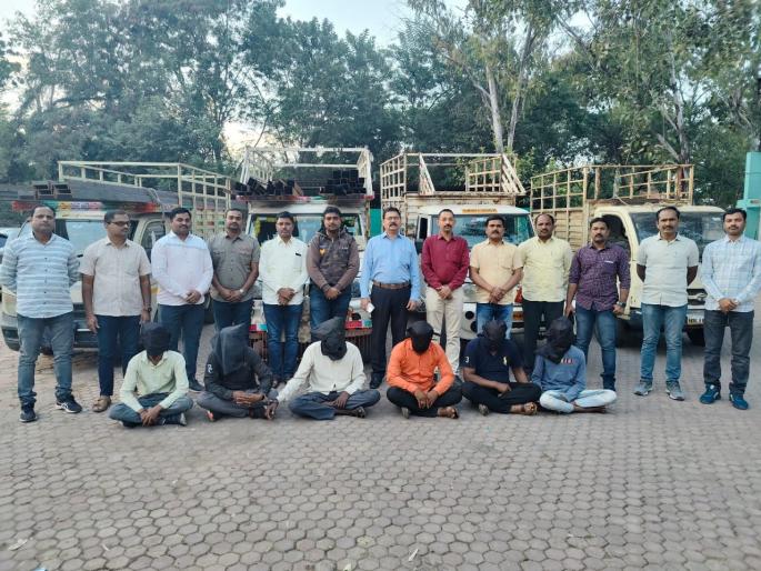 A different pattern of theft; gang caught stealing construction materials by police | चोरीचा वेगळा पॅटर्न; बांधकामांवरील साहित्य पळवणारी 'डोकेबाज' टोळी जाळ्यात A different pattern of theft; gang caught stealing construction materials by police | चोरीचा वेगळा पॅटर्न; बांधकामांवरील साहित्य पळवणारी 'डोकेबाज' टोळी जाळ्यात