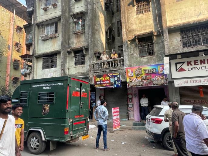 A leopard entered a building in Kalyan; Attempts to detain since seven hours | कल्याणमधील इमारतीमध्ये घुसला बिबट्या; सात तासापासून जेरबंद करण्याचे प्रयत्न सुरू A leopard entered a building in Kalyan; Attempts to detain since seven hours | कल्याणमधील इमारतीमध्ये घुसला बिबट्या; सात तासापासून जेरबंद करण्याचे प्रयत्न सुरू
