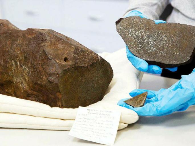 gold rock turns out valuable rare meteorite | याला म्हणतात नशीब! सोनं समजून वर्षानुवर्ष जपून ठेवला दगड; सत्य समजलं, आयुष्यच बदललं gold rock turns out valuable rare meteorite | याला म्हणतात नशीब! सोनं समजून वर्षानुवर्ष जपून ठेवला दगड; सत्य समजलं, आयुष्यच बदललं
