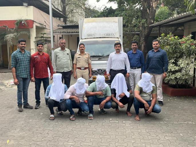 5 thieves arrested for stealing goods from containers; Assets worth eleven lakhs seized | कंटेनरमधील मालाची चोरी करणाऱ्या ५ चोरट्यांना अटक; पावणे अकरा लाखांचा मुद्देमाल जप्त 5 thieves arrested for stealing goods from containers; Assets worth eleven lakhs seized | कंटेनरमधील मालाची चोरी करणाऱ्या ५ चोरट्यांना अटक; पावणे अकरा लाखांचा मुद्देमाल जप्त