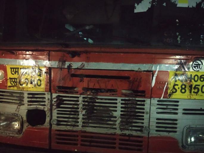 Two buses from Solapur to Karnataka painted black, 150 buses stopped | सोलापुरातून कर्नाटकात गेलेल्या दोन बसेसना लावला काळा रंग, १५० बसेस रोखल्या Two buses from Solapur to Karnataka painted black, 150 buses stopped | सोलापुरातून कर्नाटकात गेलेल्या दोन बसेसना लावला काळा रंग, १५० बसेस रोखल्या