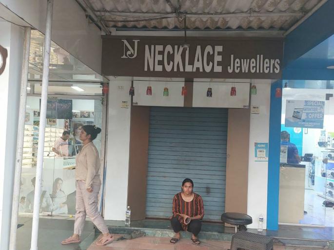 Show fake pistol in Nalasopara looted jeweler's shop worth lakhs | नालासोपाऱ्यात नकली पिस्तुल दाखवून ज्वेलर्सच्या दुकानात लाखोंची लूट Show fake pistol in Nalasopara looted jeweler's shop worth lakhs | नालासोपाऱ्यात नकली पिस्तुल दाखवून ज्वेलर्सच्या दुकानात लाखोंची लूट