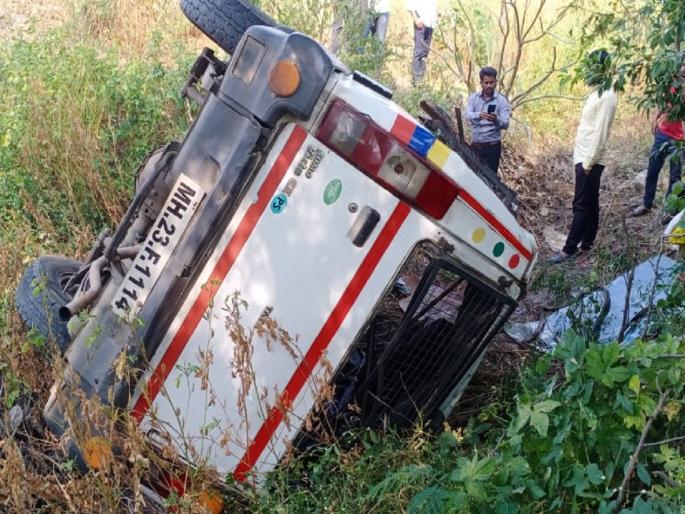 Accused of murder attempts to escape by grabbing the steering wheel; 4 policemen injured in jeep overturn | स्टेअरिंगला हिसका देऊन खुनाच्या आरोपीचा पलायनाचा प्रयत्न; जीप उलटून ४ पोलिस जखमी Accused of murder attempts to escape by grabbing the steering wheel; 4 policemen injured in jeep overturn | स्टेअरिंगला हिसका देऊन खुनाच्या आरोपीचा पलायनाचा प्रयत्न; जीप उलटून ४ पोलिस जखमी