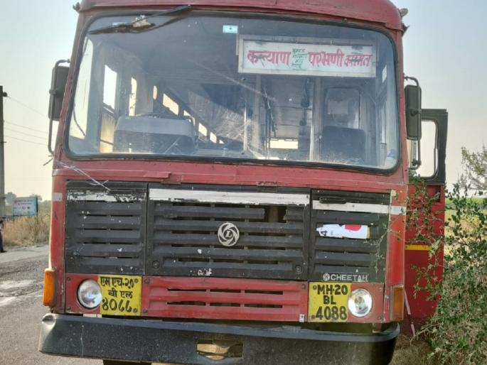 Thrilling! Man jumped from a running tractor onto an overtaking bus; Hit and killed on the spot | ओव्हरटेक करणाऱ्या बसवर धावत्या ट्रॅक्टरमधून युवकाने घेतली उडी; खाली आदळून जागीच ठार Thrilling! Man jumped from a running tractor onto an overtaking bus; Hit and killed on the spot | ओव्हरटेक करणाऱ्या बसवर धावत्या ट्रॅक्टरमधून युवकाने घेतली उडी; खाली आदळून जागीच ठार
