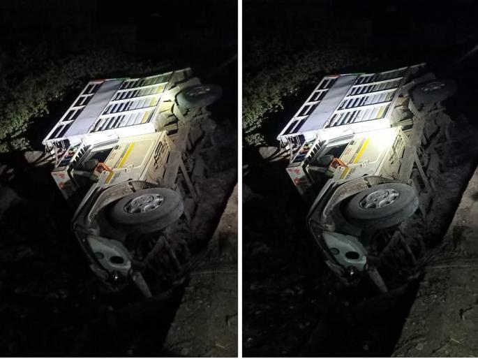 'The time had come but...'Pickup fell down from the bridge; The driver is safe due to police alert | 'काळ आला होता पण...'पुलावरून खाली कोसळला पिकअप; पोलिसांच्या सतर्कतेने चालक सुखरूप