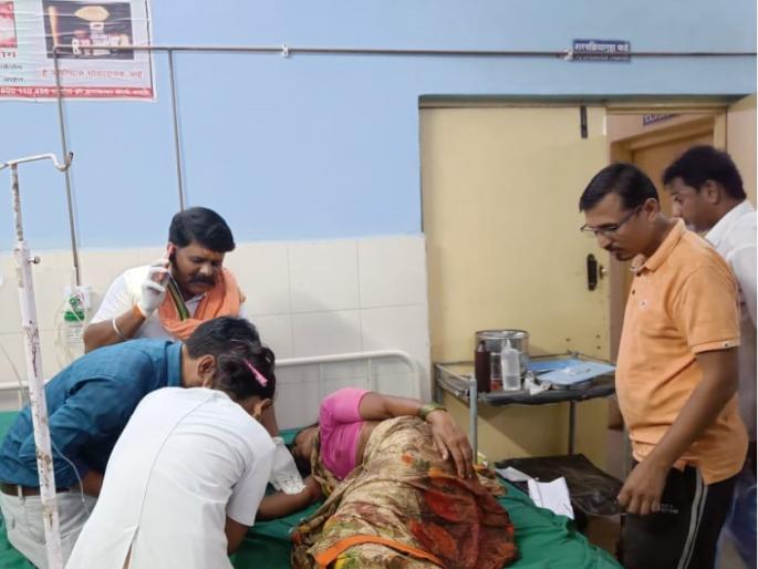 Blood spilled over water disputes; Murder of a woman by stabbing with a sharp weapon at Public water supply tank in Charthana, 2 injured | पाण्याच्या वादातून रक्त सांडले; सार्वजनिक पाणवठ्यावर महिलेचा खून, दोघे गंभीर जखमी Blood spilled over water disputes; Murder of a woman by stabbing with a sharp weapon at Public water supply tank in Charthana, 2 injured | पाण्याच्या वादातून रक्त सांडले; सार्वजनिक पाणवठ्यावर महिलेचा खून, दोघे गंभीर जखमी