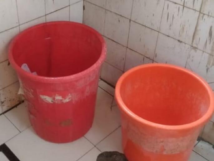 shocking! Dead 'female' infant found in bucket in hospital toilet | खळबळजनक! रुग्णालयाच्या शौचालयातील बादलीत आढळले मृत 'स्त्री' अर्भक shocking! Dead 'female' infant found in bucket in hospital toilet | खळबळजनक! रुग्णालयाच्या शौचालयातील बादलीत आढळले मृत 'स्त्री' अर्भक