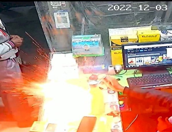 Video Blast in mobile phone battery in Ratlam's Javra, big accident averted | Video - मोबाईल दुरुस्तीसाठी नेला, दुकानदाराने हात लावताच बॉम्बसारखा फुटला; झालं असं काही.... Video Blast in mobile phone battery in Ratlam's Javra, big accident averted | Video - मोबाईल दुरुस्तीसाठी नेला, दुकानदाराने हात लावताच बॉम्बसारखा फुटला; झालं असं काही....