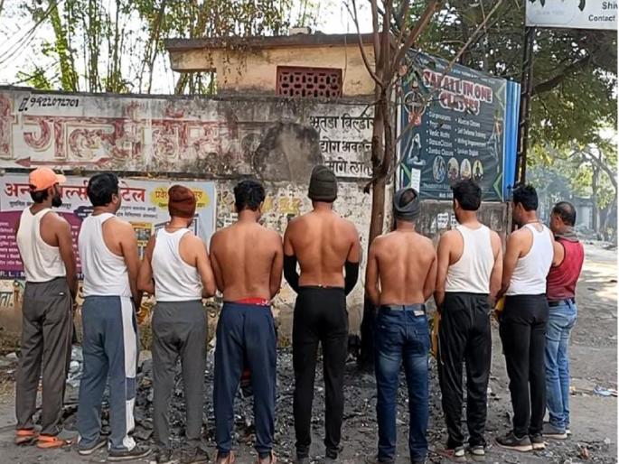 Stripped of clothes to protest the destruction of trees | वृक्षांचे नुकसान केल्याच्या निषेधार्थ कपडे काढून आंदाेलन Stripped of clothes to protest the destruction of trees | वृक्षांचे नुकसान केल्याच्या निषेधार्थ कपडे काढून आंदाेलन