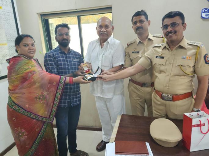 The lost ring was found thanks to the honesty of the senior citizen in dombivali | ...आणि ‘त्या’ लग्नघरात फुलले आनंदाचे वातावरण; ज्येष्ठ नागरिकाच्या प्रामाणिकपणामुळे मिळाली हरवलेली अंगठी The lost ring was found thanks to the honesty of the senior citizen in dombivali | ...आणि ‘त्या’ लग्नघरात फुलले आनंदाचे वातावरण; ज्येष्ठ नागरिकाच्या प्रामाणिकपणामुळे मिळाली हरवलेली अंगठी