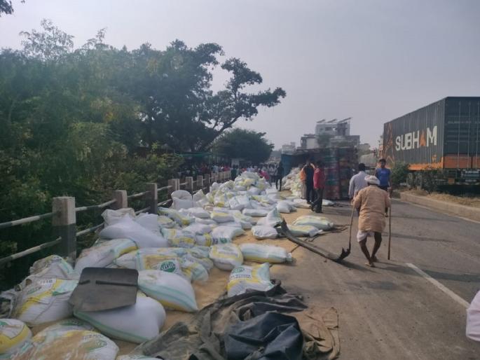 A running truck overturned on the road after a tire burst; Miraculously, the three survived | टायर फुटल्याने धावता ट्रक रस्त्यावर उलटला; दैवबलवत्तर म्हणून तिघे बचावले A running truck overturned on the road after a tire burst; Miraculously, the three survived | टायर फुटल्याने धावता ट्रक रस्त्यावर उलटला; दैवबलवत्तर म्हणून तिघे बचावले