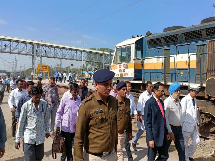 Railway 'GM' tour, army of officers and employees, what will Aurangabad get? | रेल्वे 'जीएम' दौरा, अधिकारी-कर्मचाऱ्यांचा फौजफाटा, औरंगाबादला काय मिळणार? Railway 'GM' tour, army of officers and employees, what will Aurangabad get? | रेल्वे 'जीएम' दौरा, अधिकारी-कर्मचाऱ्यांचा फौजफाटा, औरंगाबादला काय मिळणार?