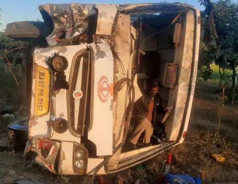 horrific road accident on agra lucknow expressway 6 killed in bus dcm collision | आग्रा-लखनौ एक्स्प्रेसवेवर भीषण अपघात; बस-डीसीएमची जोरदार धडक, 6 जणांचा मृत्यू, 21 जखमी