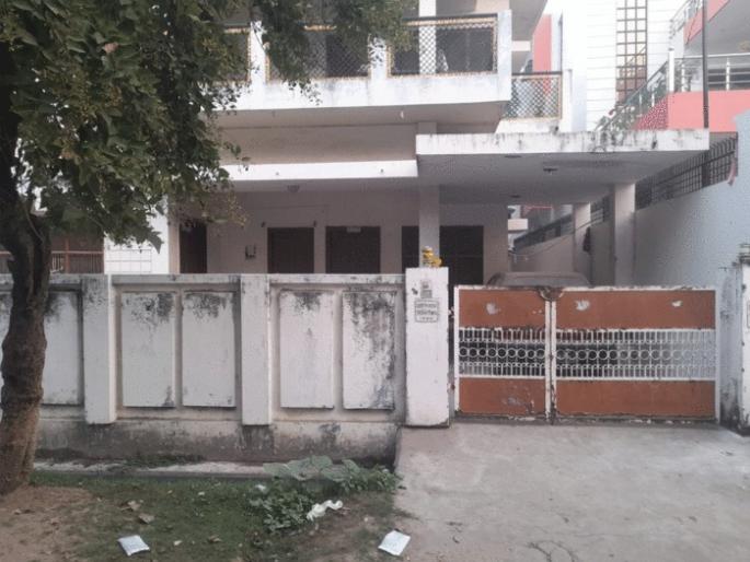 mothers dead body kept hidden in house for 5 days in gorakhpur son turns out to be psycho | "आई झोपलीय..."; 5 दिवस लेकाने घरात लपवला मृतदेह, दुर्गंधी येऊ नये म्हणून लावायचा धूप, अगरबत्ती mothers dead body kept hidden in house for 5 days in gorakhpur son turns out to be psycho | "आई झोपलीय..."; 5 दिवस लेकाने घरात लपवला मृतदेह, दुर्गंधी येऊ नये म्हणून लावायचा धूप, अगरबत्ती