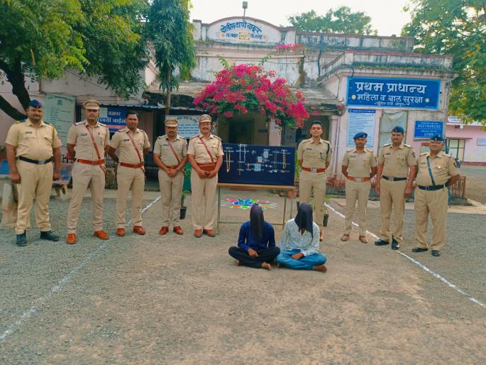 Two arrested in house robbery; Items worth four lakhs including jewelery seized | घरफाेडीतील दाेघा आराेपींना उचलले; दागिन्यांसह चार लाखांचा मुद्देमाल जप्त Two arrested in house robbery; Items worth four lakhs including jewelery seized | घरफाेडीतील दाेघा आराेपींना उचलले; दागिन्यांसह चार लाखांचा मुद्देमाल जप्त